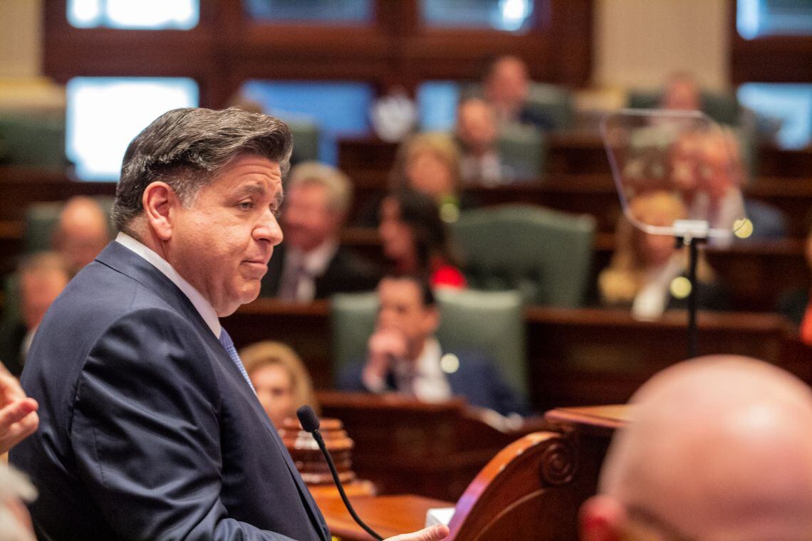 Gov. Pritzker joins teachers to call for cell phone ban in state classrooms