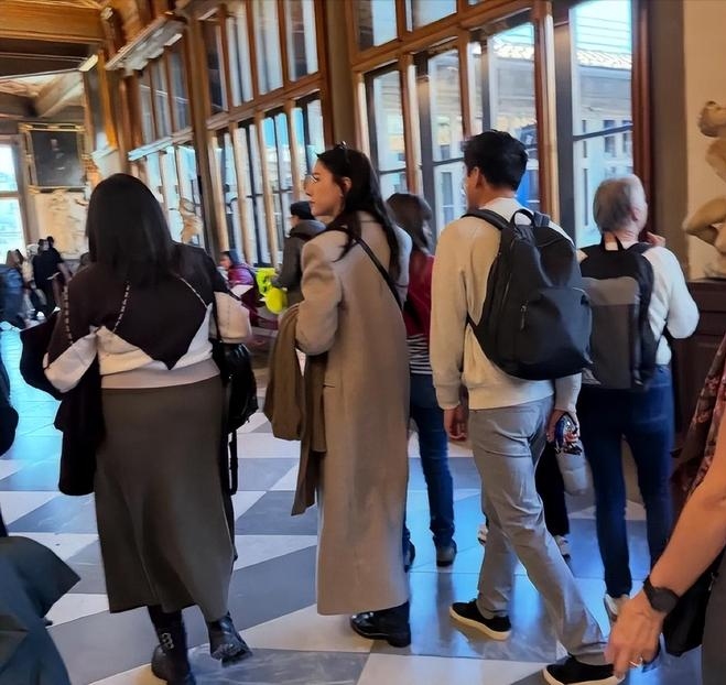 Sao châu Á 21/2: 'Nàng Đát Kỷ gốc Nga' hẹn hò tình cũ Chương Tử Di ở Italy