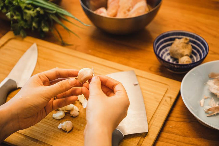 Easy way to peel garlic in 10 seconds using little-known expert ...