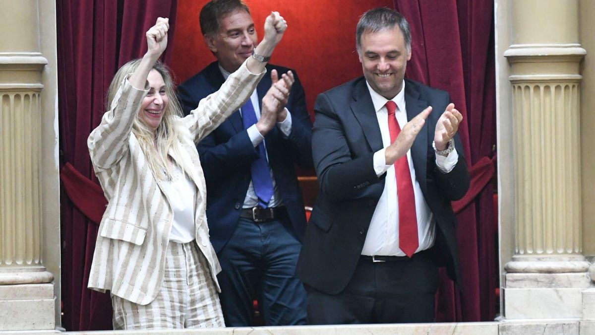 Karina Milei festeja la aprobación de la reforma laboral en un palco de Diputados. A su lado, el jefe de Gabinete, Manuel Adorni, y el ministro del Interior, Diego Santilli.