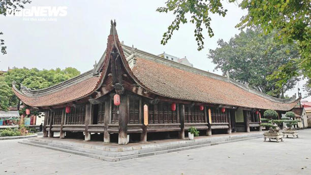 Cũng như nhiều đình làng Việt Nam dựng vào cuối thế kỷ 17, đầu thế kỷ 18, đình Đình Bảng có kiến trúc bề thế, hòa hợp với thiên nhiên. Đình có mái dài, cao, các đầu đao uốn cong vút, lợp ngói mũi hài dày bản, rộng khổ.