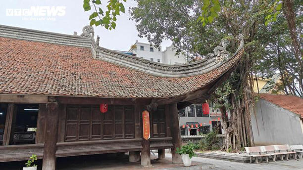 Ngoài kiến trúc khác biệt "độc nhất vô nhị", ngôi đình còn có các đầu đao vươn xa nhất được nối với nhau bằng nhà chuyển bồng, khung gỗ lim lực lưỡng, mái ngói đao cong thanh thoát, lại có sàn gỗ tạo nên sự vững chãi nhưng không nặng nề.