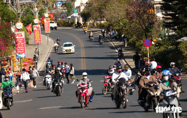 Đà Lạt chỉ ùn ứ ở các nút giao, trên các tuyến đường nội ô xe cộ vẫn đi lại bình thường - Ảnh: M.V