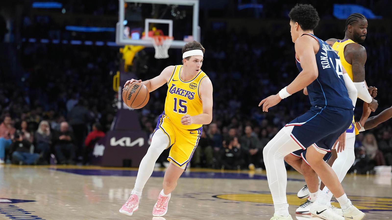 Lakers’ Austin Reaves tricks everyone with wild behind the back layup