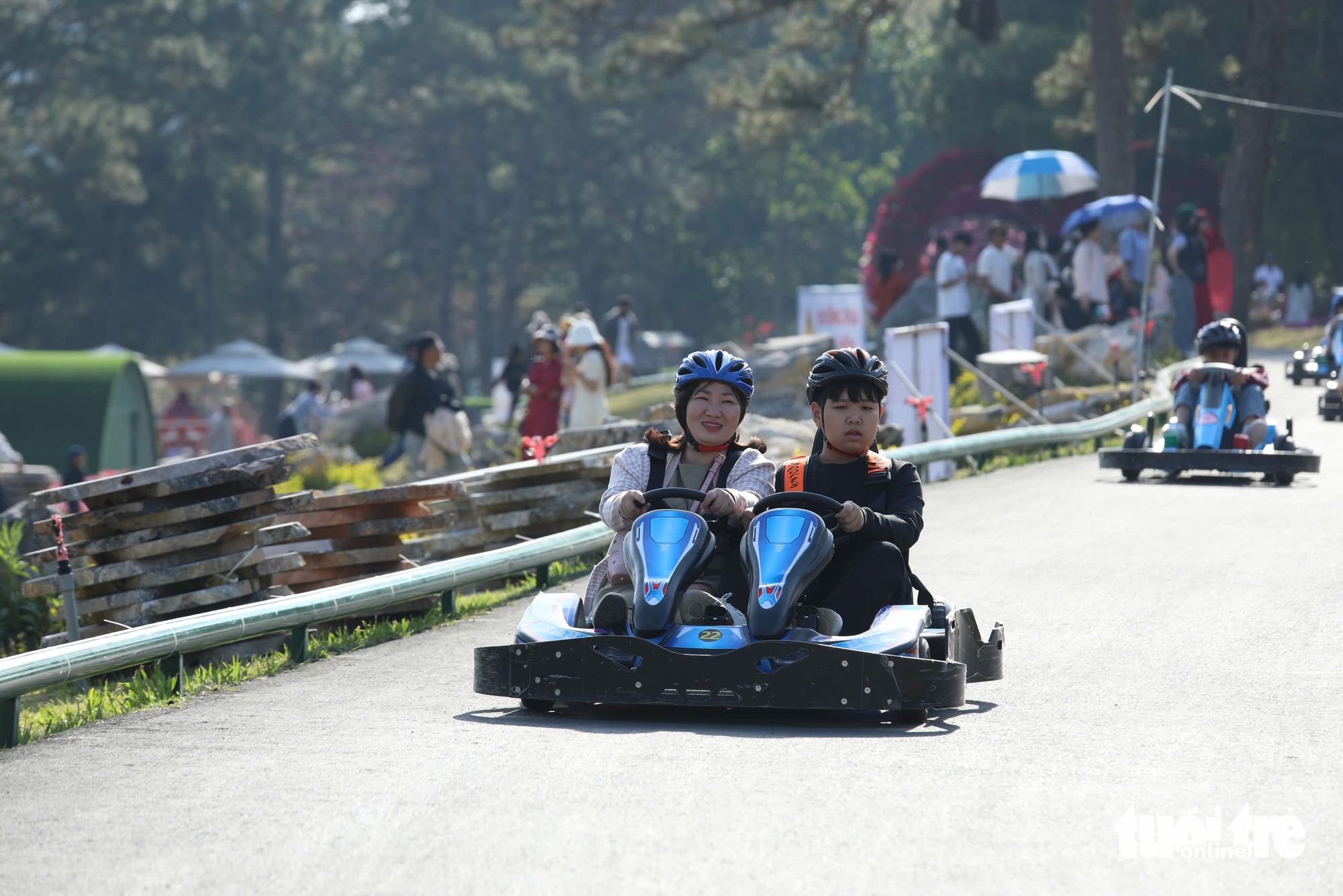 Du khách vui chơi trong khu vực Đồi Cù Đà Lạt - Ảnh: M.V