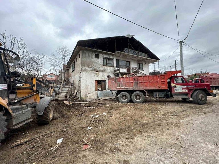 Evinden kamyonlar dolusu çöp çıkarılan 76 yaşındaki adam, çatıdan ...