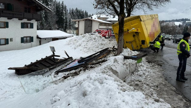 Der Sattelauflieger krachte gegen die Haltestelle. Zum Glück stand da niemand!