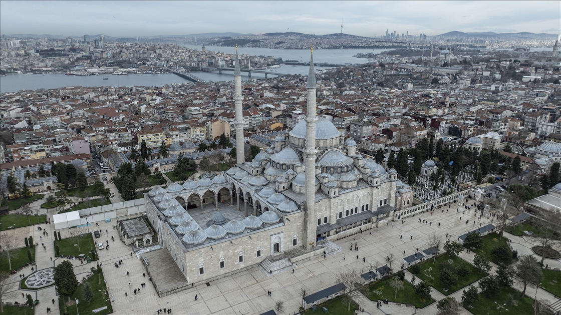İstanbul'un ilk büyük selatin camisi Fatih Camisi