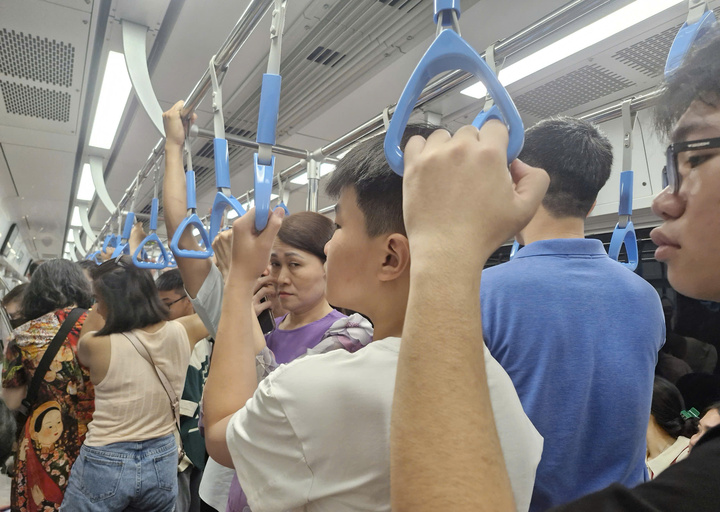 Các chuyến tàu luôn chật kín khách trong suốt dịp Tết, nhiều người dân chọn đi metro vì tiện lợi đến khu trung tâm Thành phố.