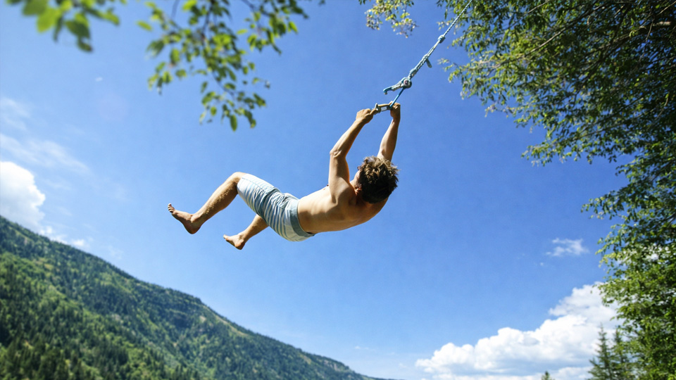 Se balancer au-dessus du lac