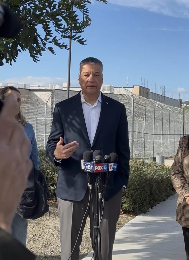 Senator, county officials blast ICE for barring them from detention ...