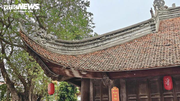 Đầu đao cong vút của mái đình được chạm khắc tinh xảo, thể hiện trình độ kiến trúc - mỹ thuật bậc cao của đình làng xứ Kinh Bắc.