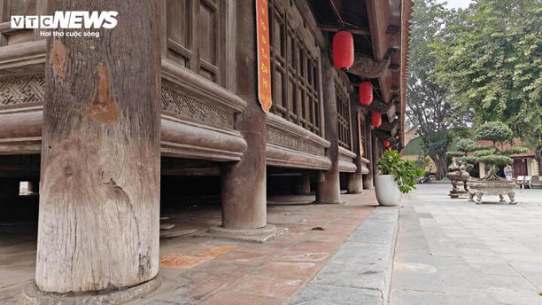 Những cột gỗ lim đồ sộ kê cao nền đình Đình Bảng, làm nên dáng dấp nhà sàn đặc trưng, khác biệt với nhiều đình làng truyền thống.