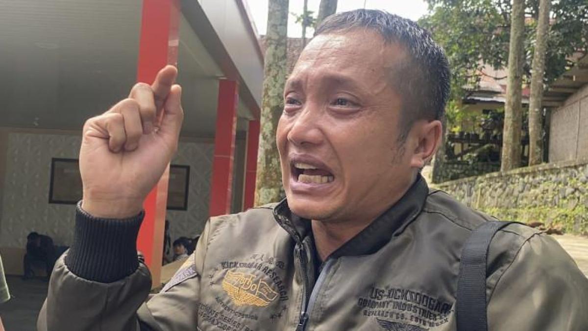 MENANGIS - Anwar Satibi (38 tahun) Ayah korban dari bocah berinisial NS (12 tahun), Nangis tersedu saat menceritakan anaknya yang kini meninggal. Jumat (20/2/2026) siang. (KOMPAS.com/RIKI ACHMAD SAEPULLOH)