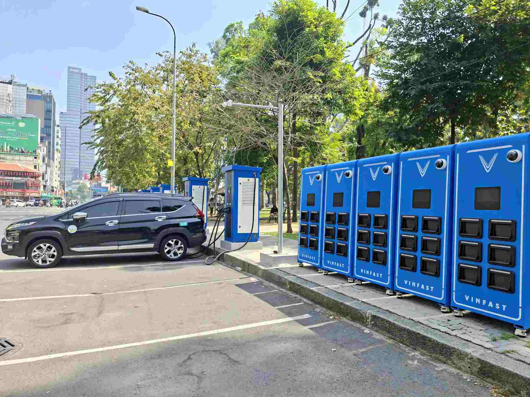 TPHCM tăng tốc lắp trạm sạc, tủ đổi pin để siết xe xăng dầu vào trung tâm