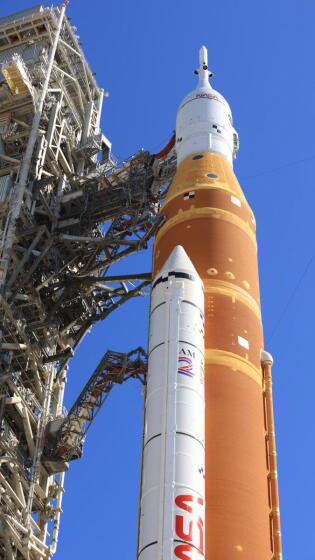 NASA's moon rocket sits on a launchpad at Kennedy Space Center in Florida on Thursday. ((NASA / Associated Press))
