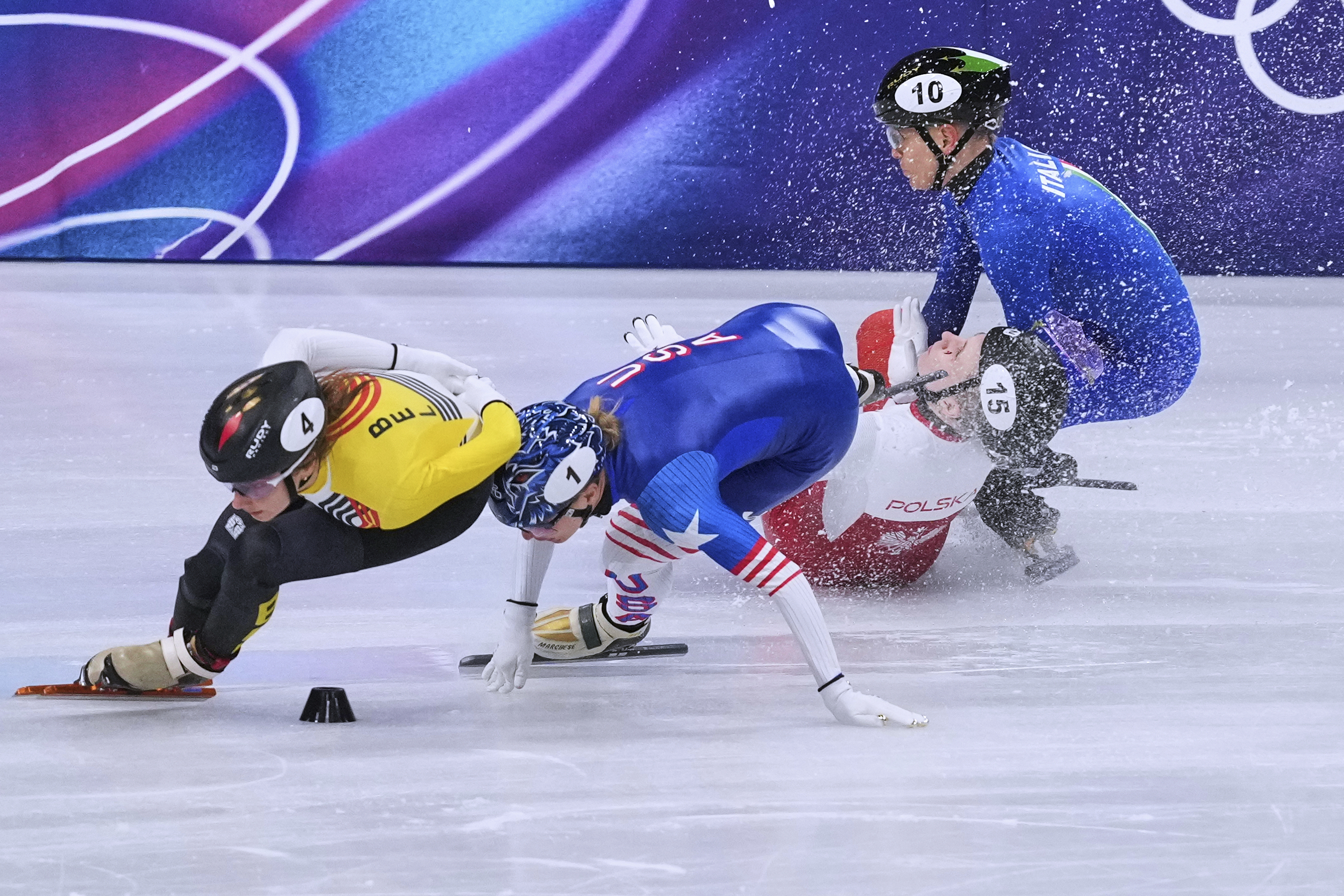 One extraordinary photo: Blade slashes speedskater