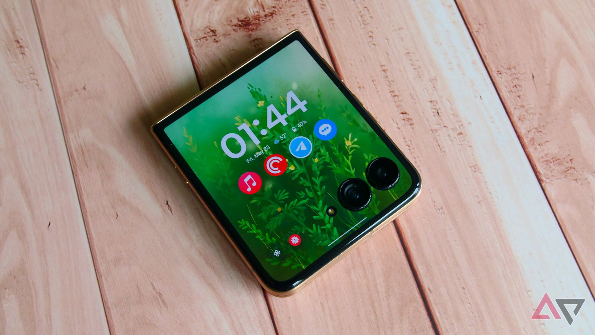 Android 16 arrives painfully late on Motorola’s flagship Razr foldables