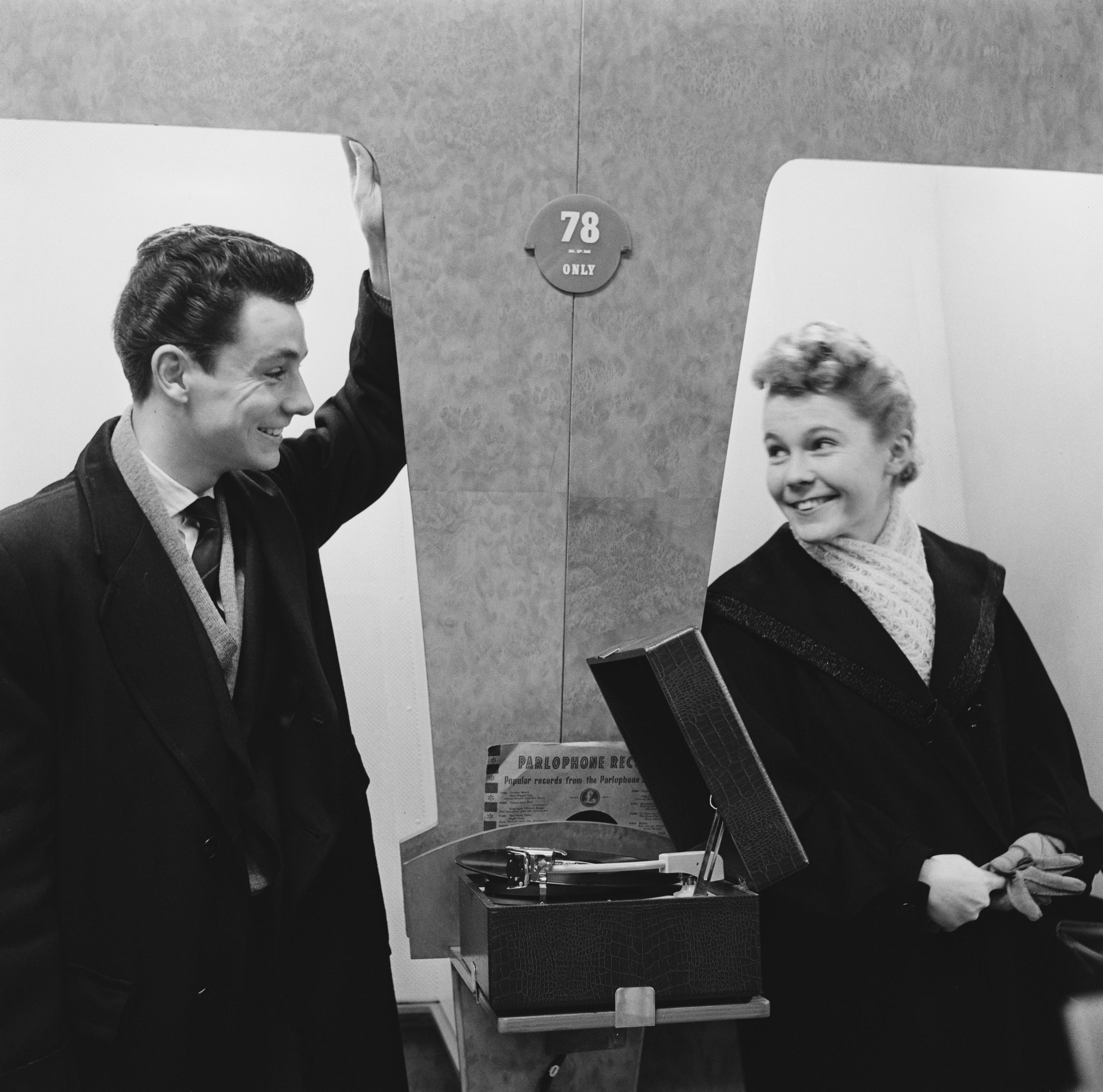 29 nostalgic photos chart rise and fall of the record shop, including ...