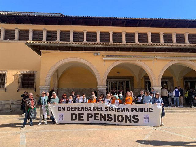 Medio centenar de personas protestan en Palma por la caída del 'escudo ...