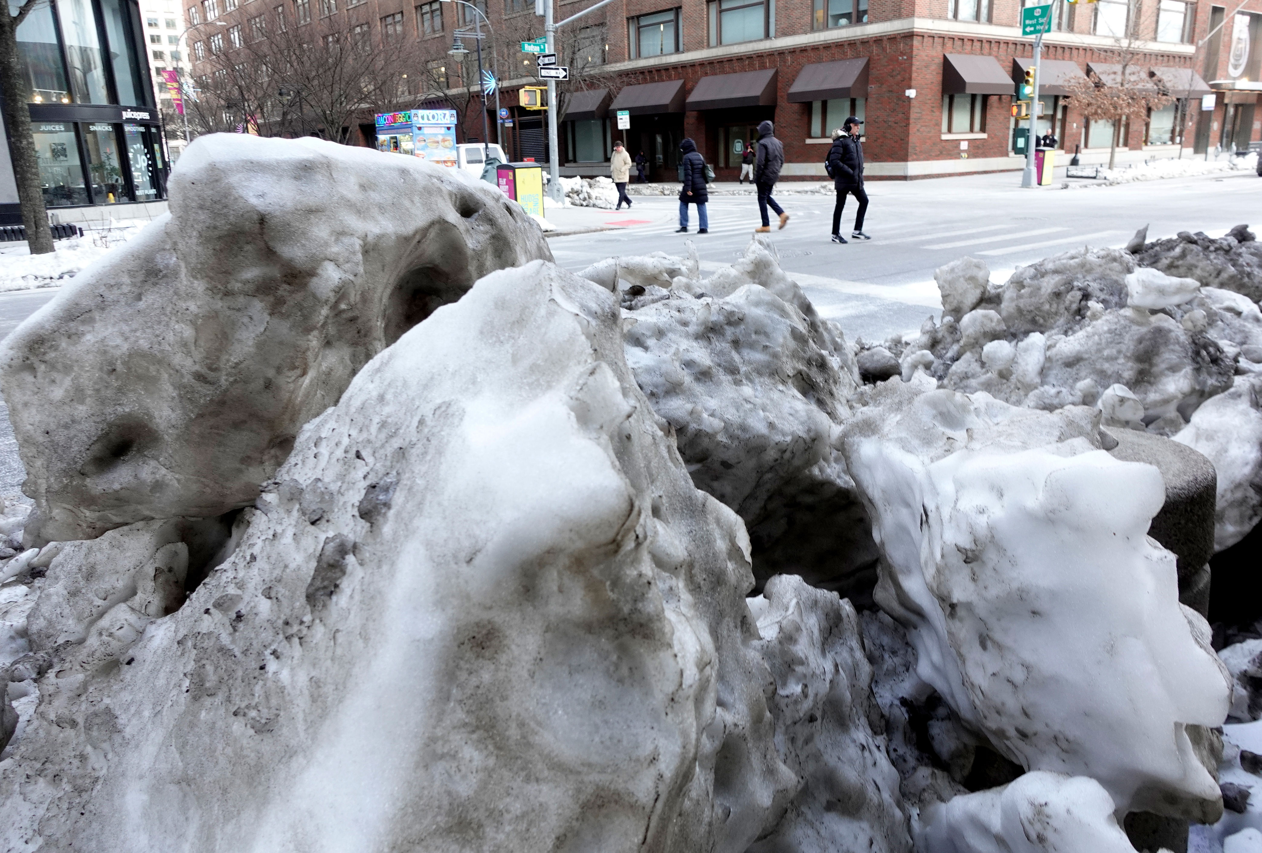 Winter storm warning in 8 states as 15 inches of snow to hit: Blizzard<br>