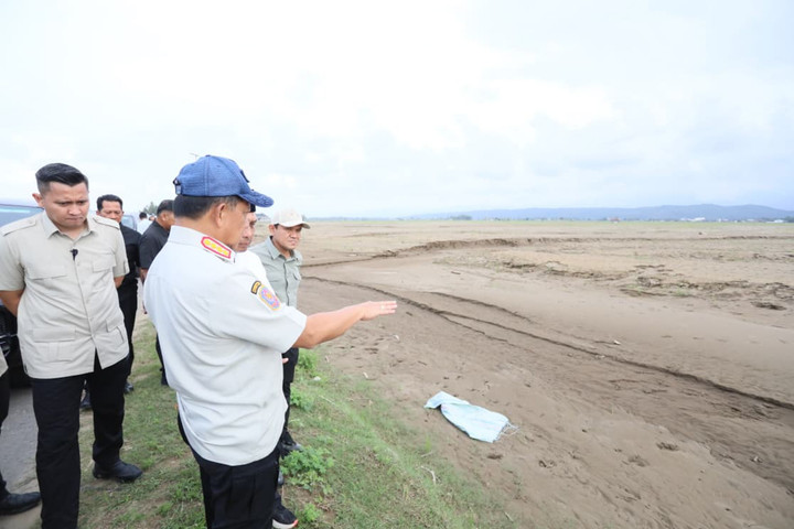 Mendagri Tito Karnavian meninjau lahan sawah terdampak banjir di Pidie Jaya, Aceh.