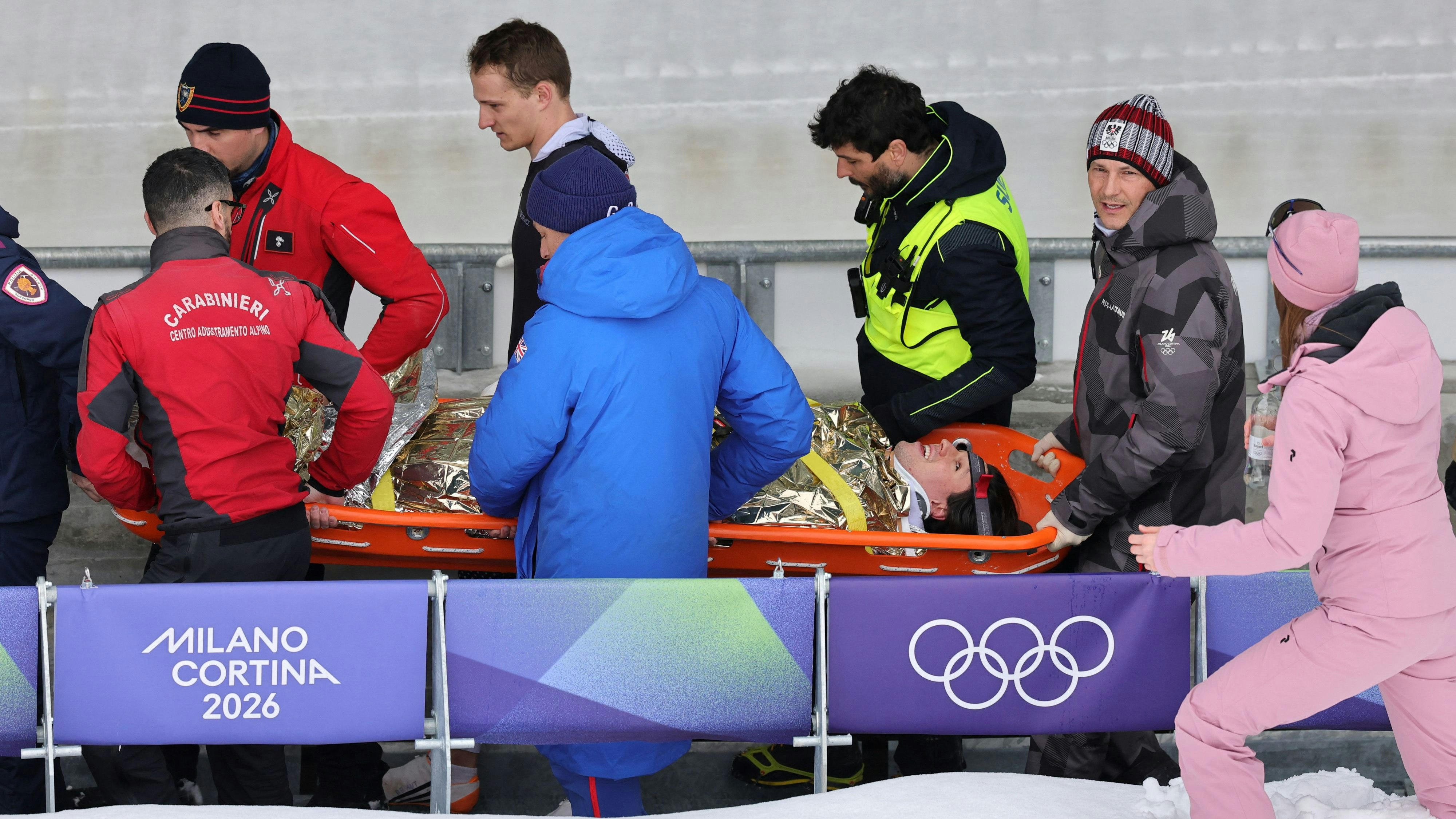 Österreichs Bob-Pilot Jakob Mandlbauer musste mit einer Trage abtransportiert werden.