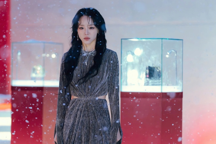 The art of Sarah 'Oanh tạc' Netflix dịp Tết, Shin Hye Sun diễn như không diễn