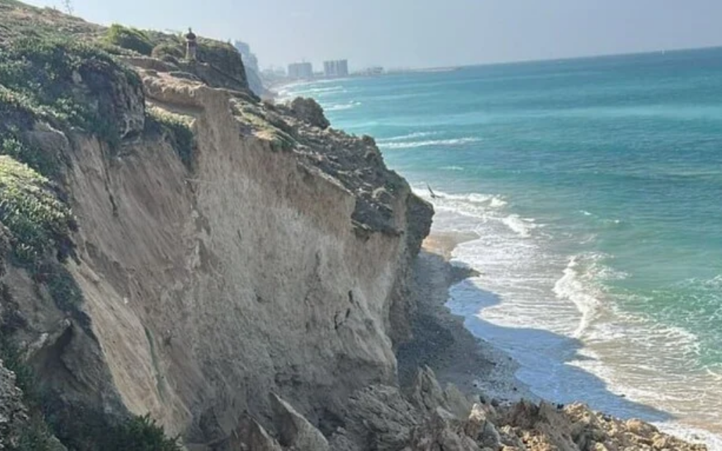 Cliff face collapses at a Herzliya beach; none reported hurt<br><br>