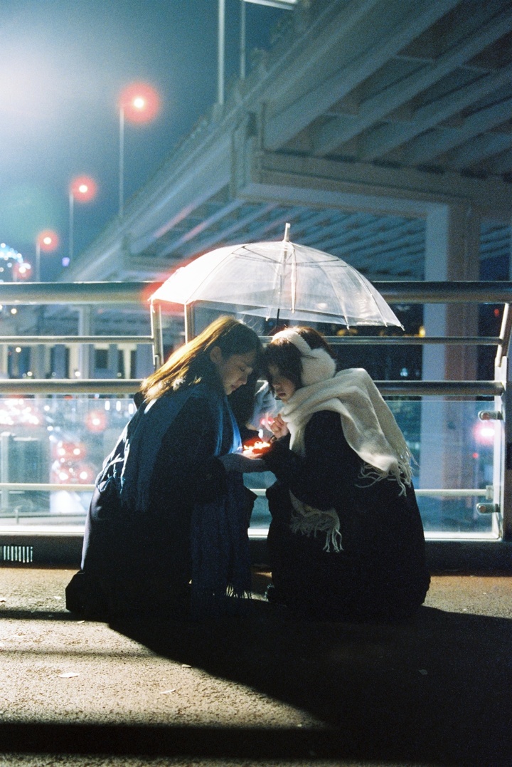 雨夜里的伞，撑起的不只是晴空