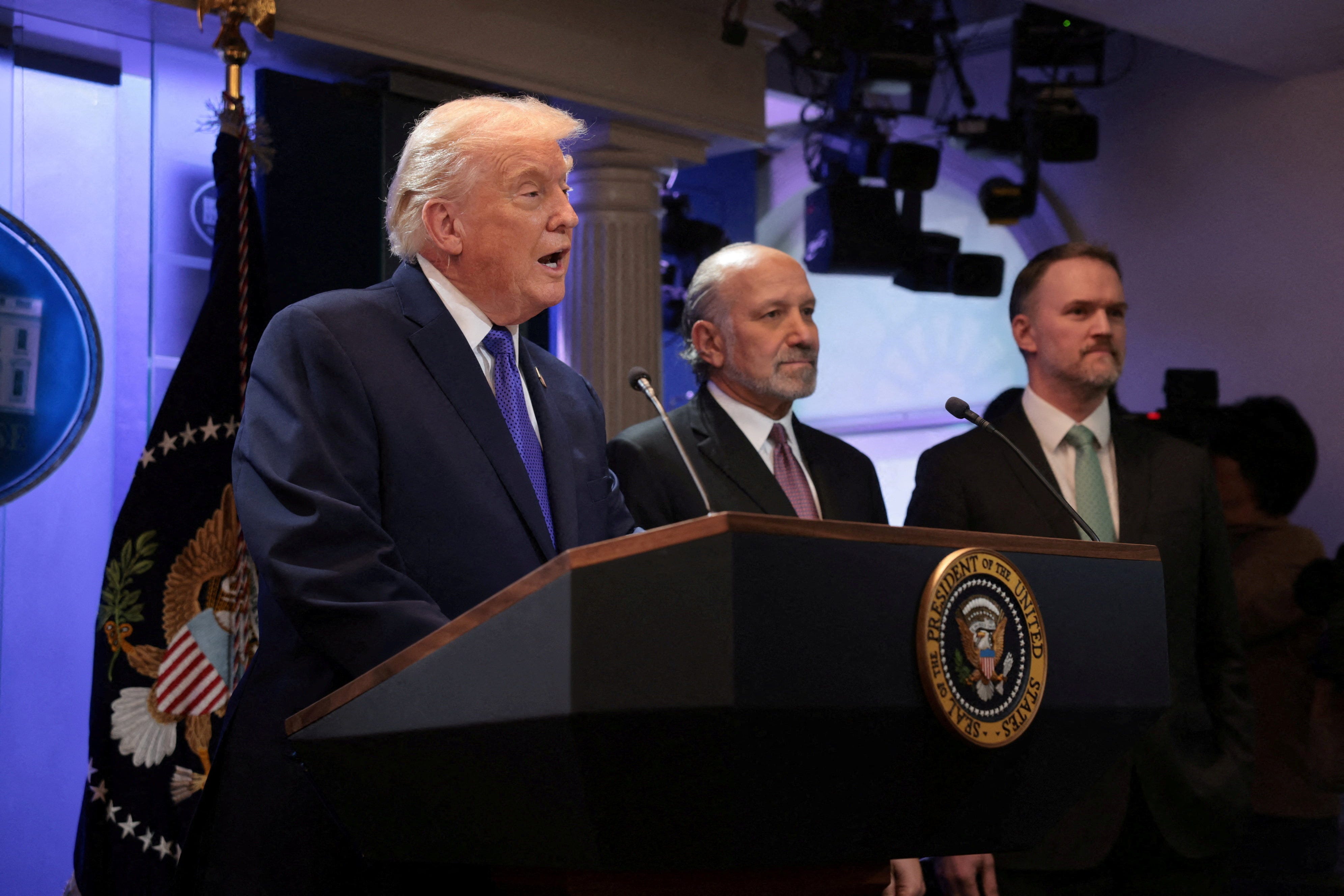 Trump says he is sending a hospital ship to Greenland<br><br>