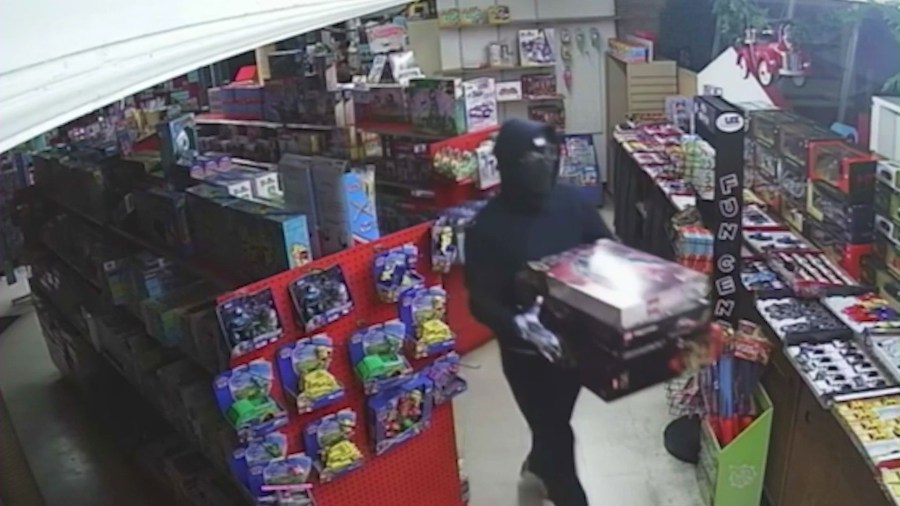 Smash-and-grab burglar targets oldest toy store in Los Angeles, escapes with thousands in merch<br>