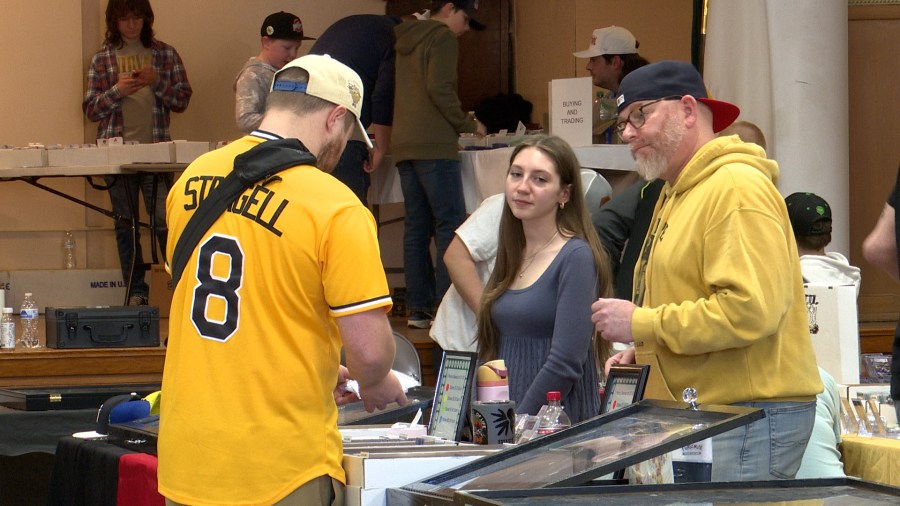 Troop 6000 card and memorabilia show brings in hundreds of collectors ...