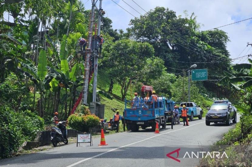 Petugas PLN melakukan pemeliharaan jaringan listrik di Jayapura.