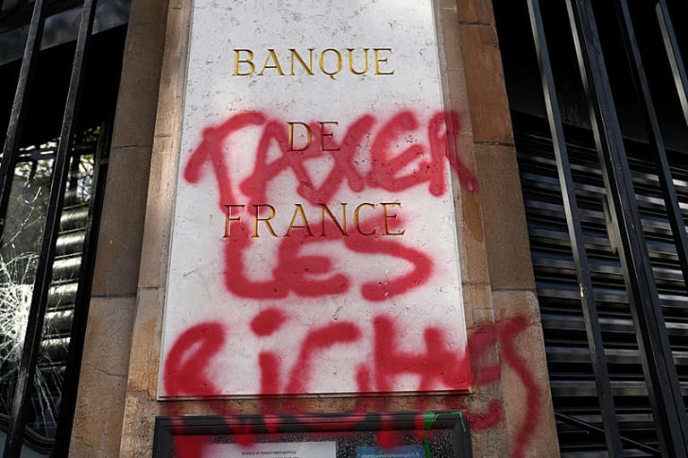 Grafiti "Gravar a los ricos" en una placa de la Banque de France en abril de 2023. AP Photo