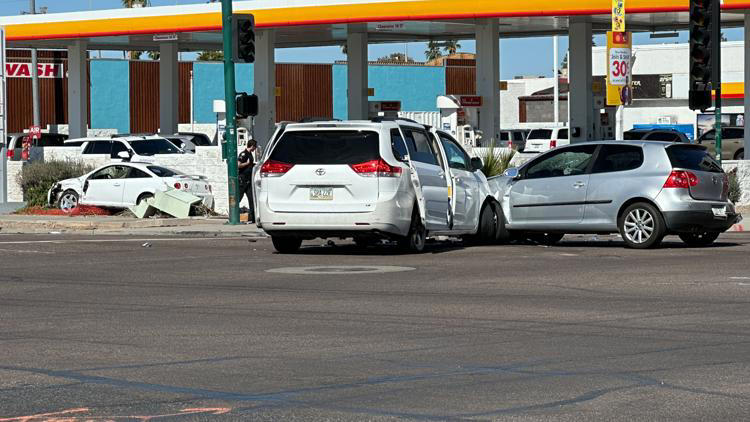 2 adults, 4 kids injured in 3-vehicle crash in north Phoenix