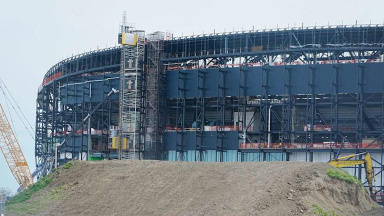 Vụ bê bối vẽ bậy lên sân vận động của đội Bills được giải quyết khi các công nhân xây dựng thú nhận.