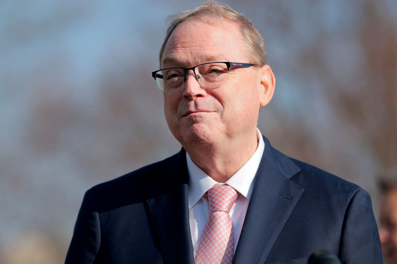 Trump advisor Kevin Hassett walks back demands for discipline of Fed ...