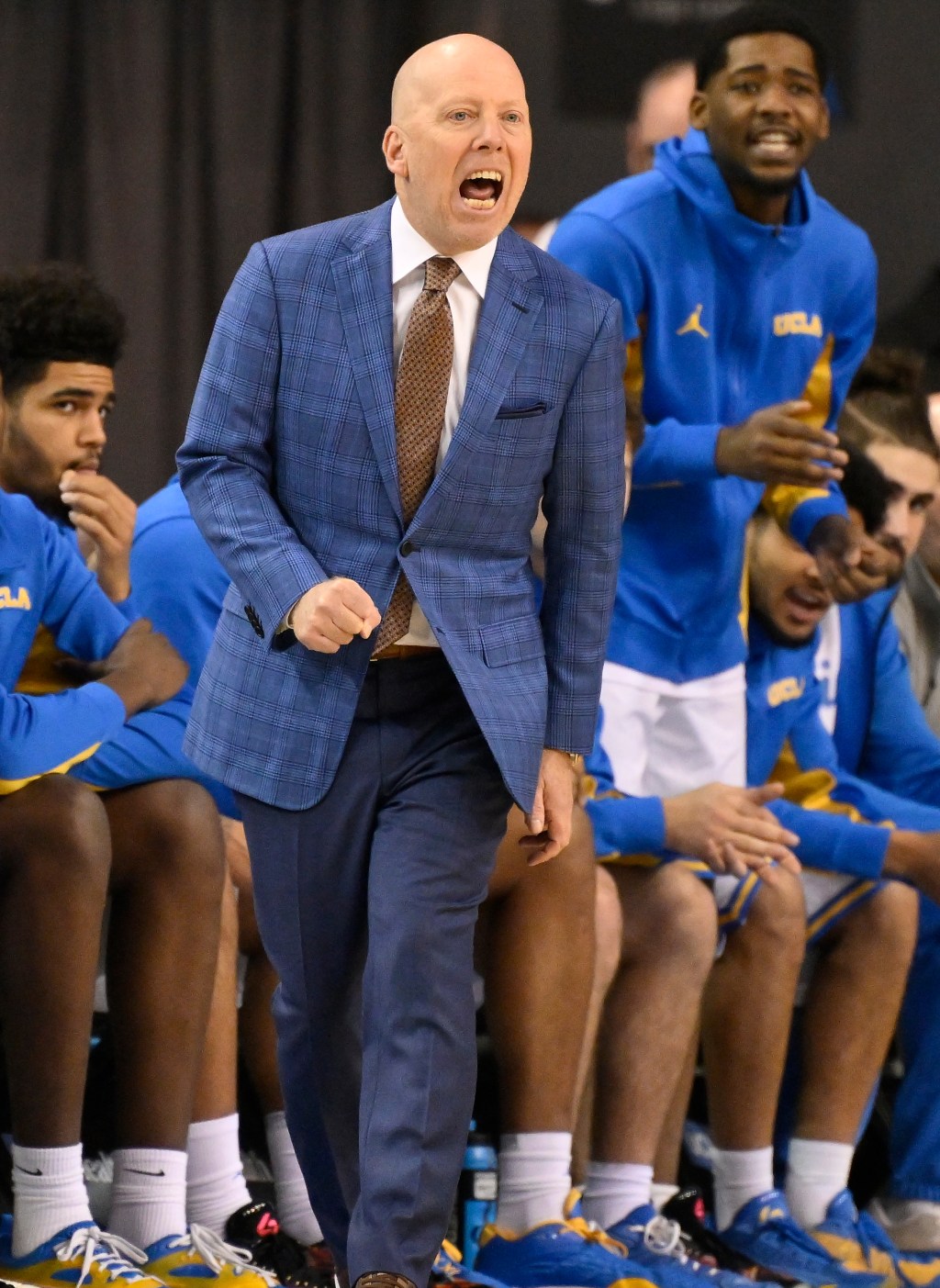 Donovan Dent’s layup lifts UCLA to dramatic victory over Illinois