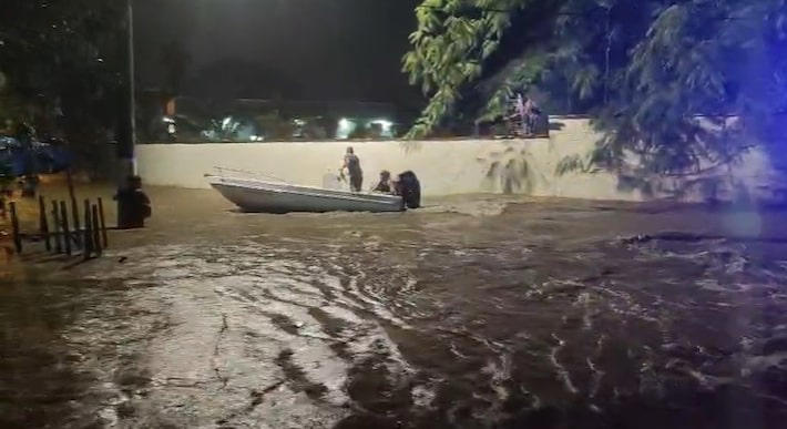 Moradores usam lancha para tentar resgatar pessoas ilhadas em enchente em Ubatuba Foto: Reprodução/Redes sociais