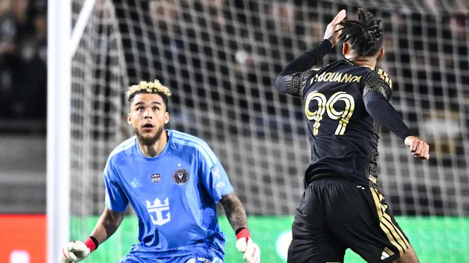 Dayne St. Clair (left) struggled against Denis Bouanga (right) and LAFC’s attackers. | Kelvin Kuo-Imagn Images