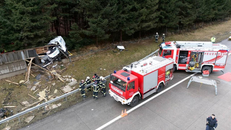 Der Lieferwagen krachte frontal in die Lärmschutzwand.