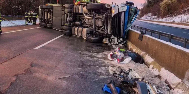 A2: LKW stürzt nach Aufprall gegen Betonwand um – Lenker eingeklemmt