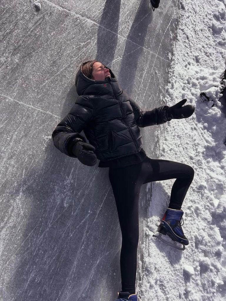Ana de Armas en su escapada a la nieve con amigas.