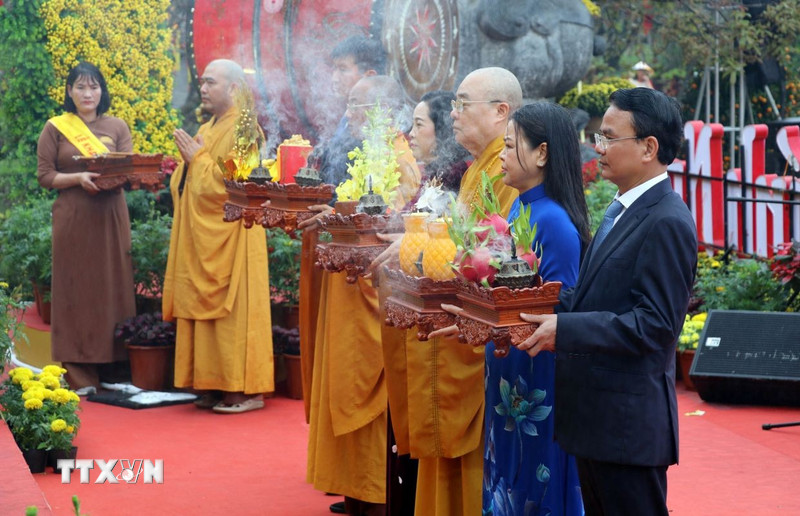 Ninh Bình: Hàng nghìn du khách tham dự lễ khai hội chùa Bái Đính