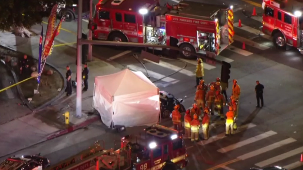 1 dead, 2 injured after car crashes into pole in Pacoima