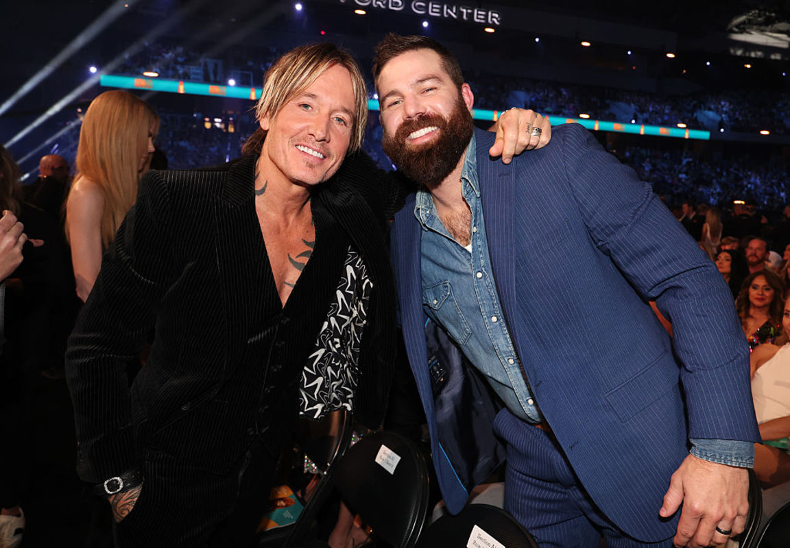 Country star suffers sudden onstage fall during opening night of tour<br><br>