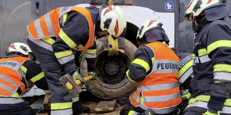 Endstation Gatsch: Feuerwehr befreit steckengebliebenen Bus