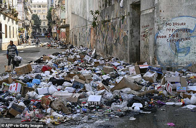 The collapse of Communist Cuba: Piles of garbage block the streets ...