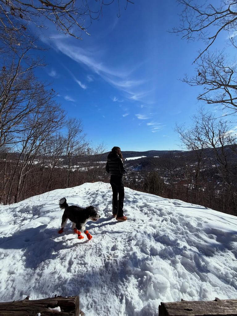 Ana de Armas en su escapada a la nieve con amigas.